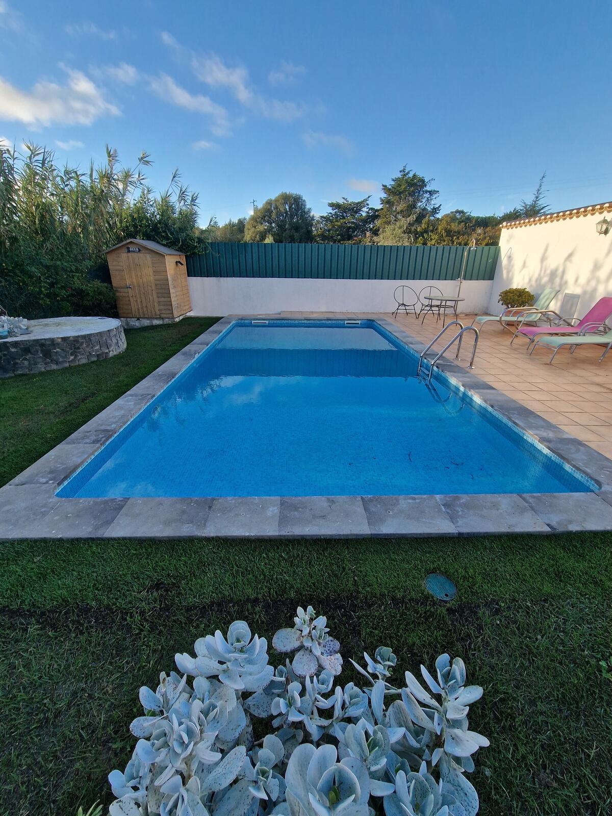 Piscina recuperada — azul cristalina com deck e jardim