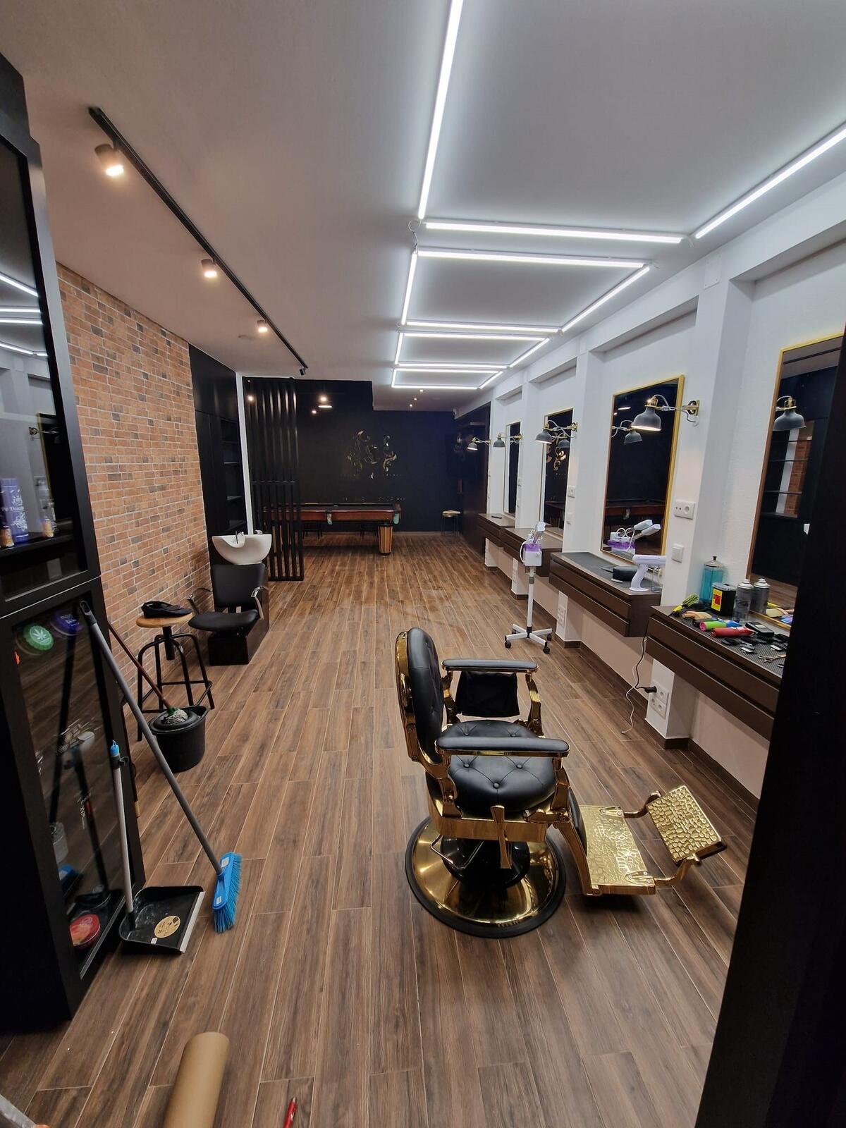 Espaço comercial Volcatti — barbearia com acabamentos premium